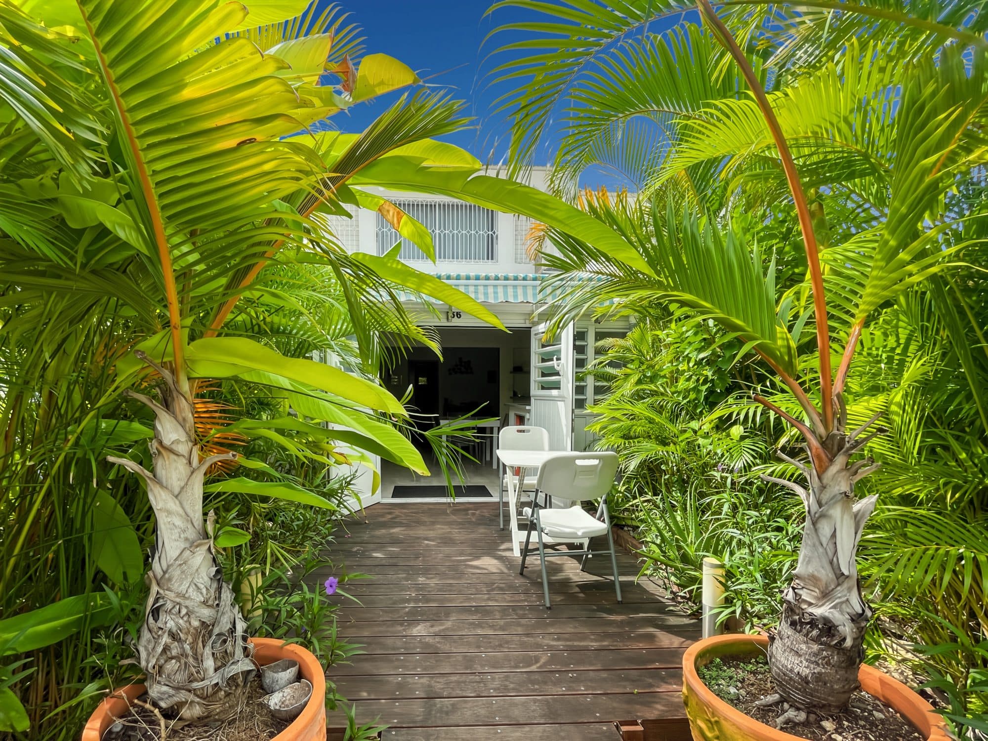 Rare T3 sur Jardin. Résidence fermée avec piscines. Accès marina.