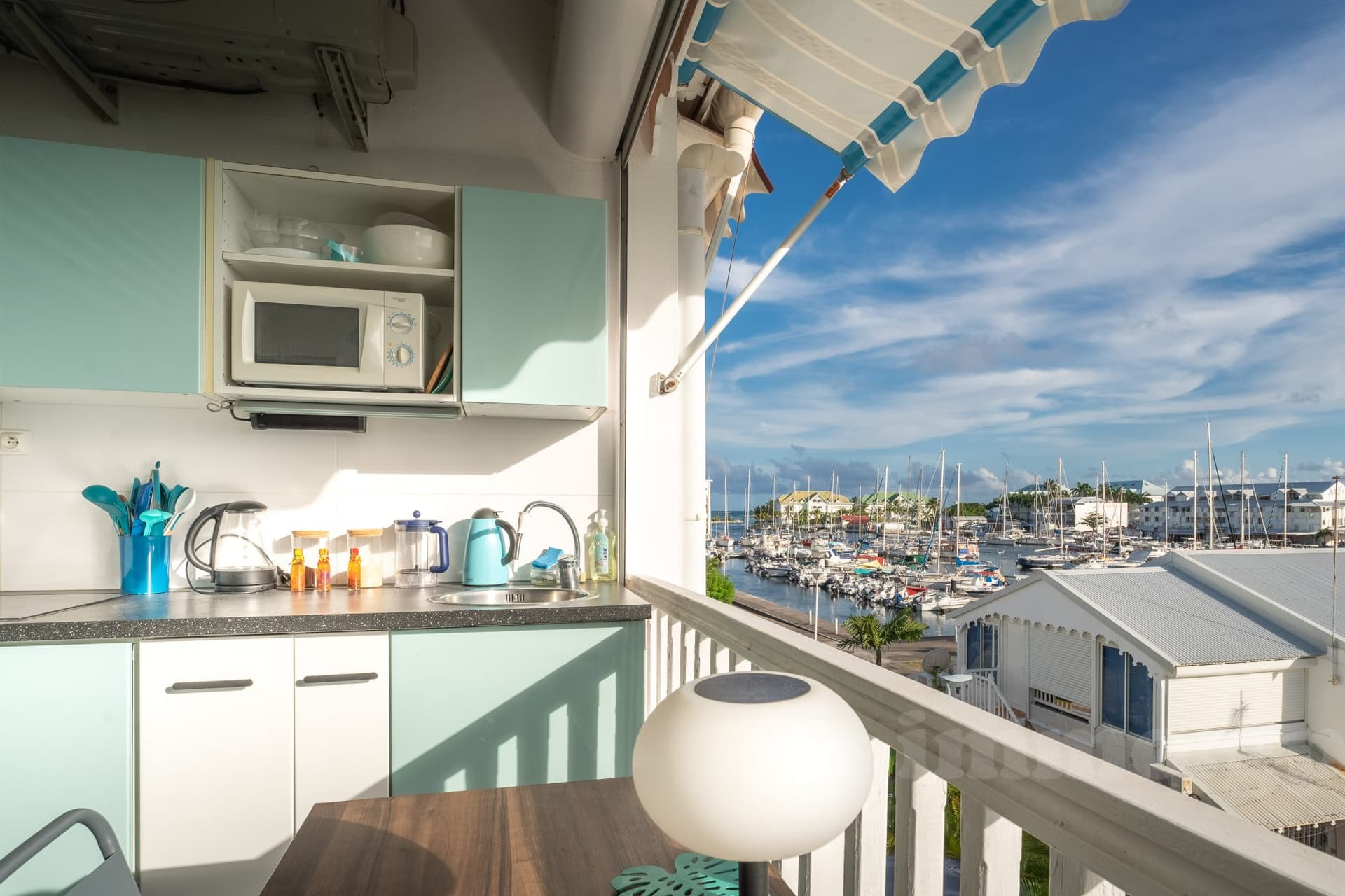 Charmant duplex meublé – Vue marina & piscine.