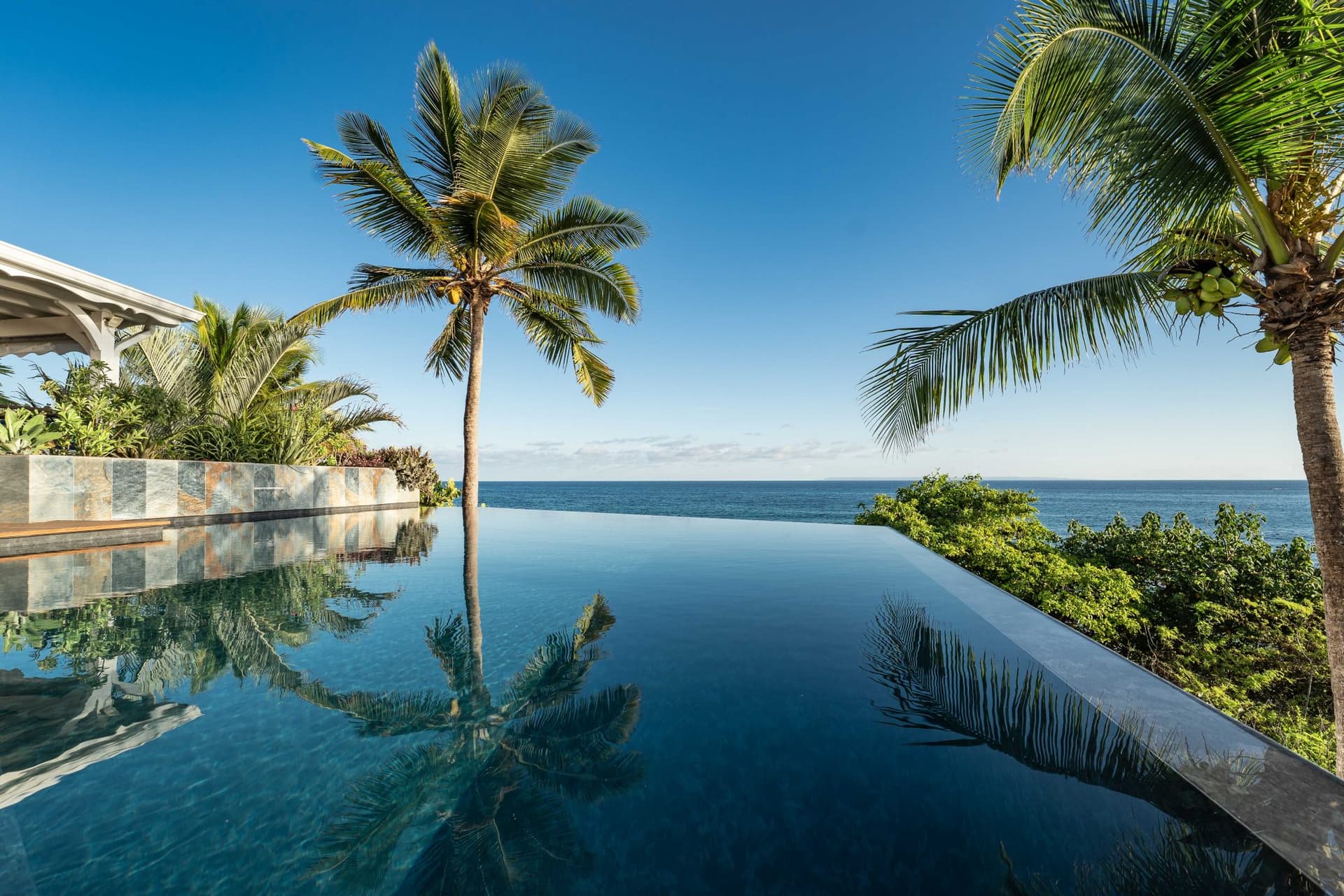 Villa unique en première ligne face à la mer - 6 suites et 2 piscines.