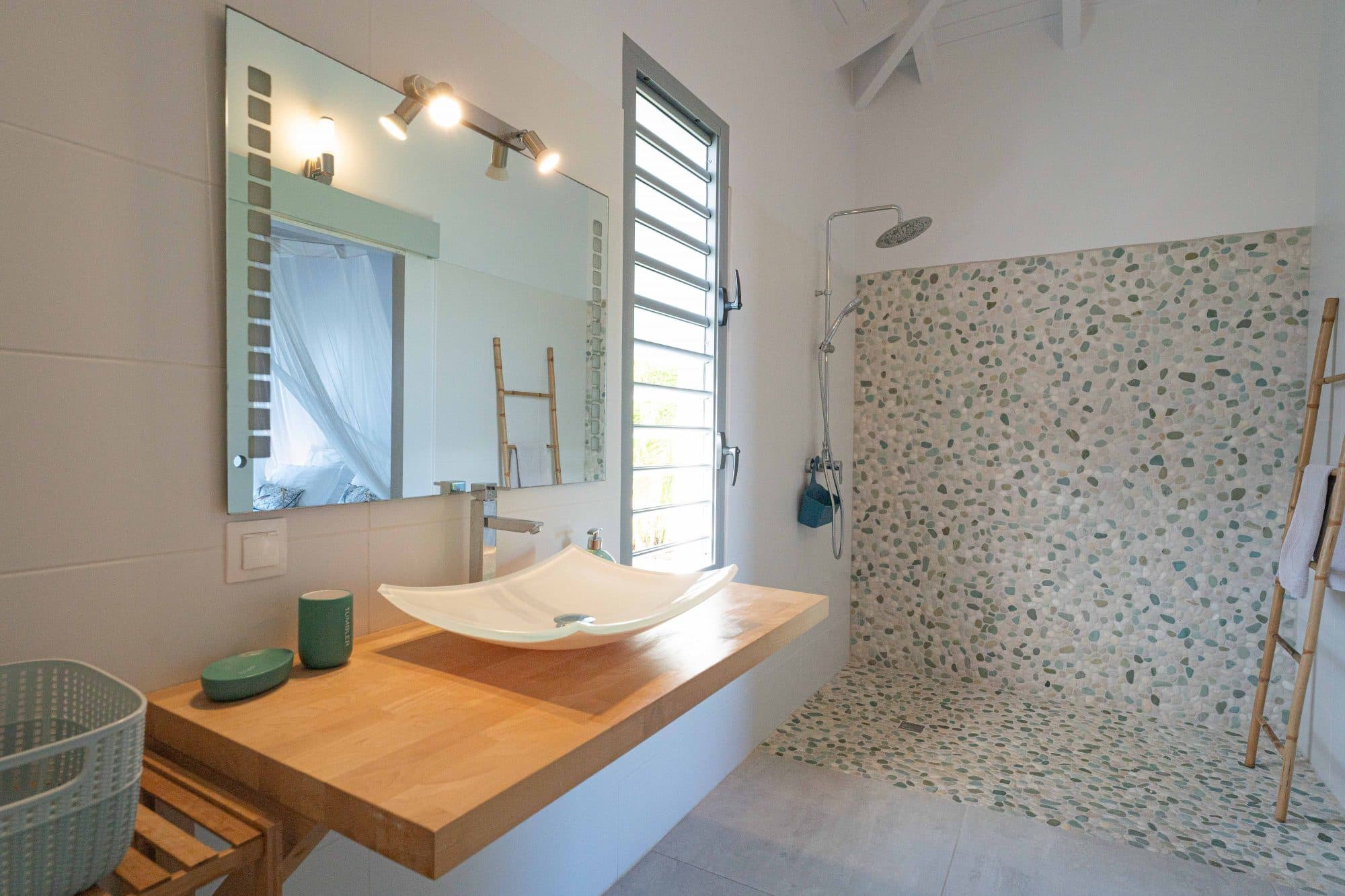 Villa contemporaine de charme. 4 chambres et 4 sales d'eau. Vue mer, pisicine et jardin. 3