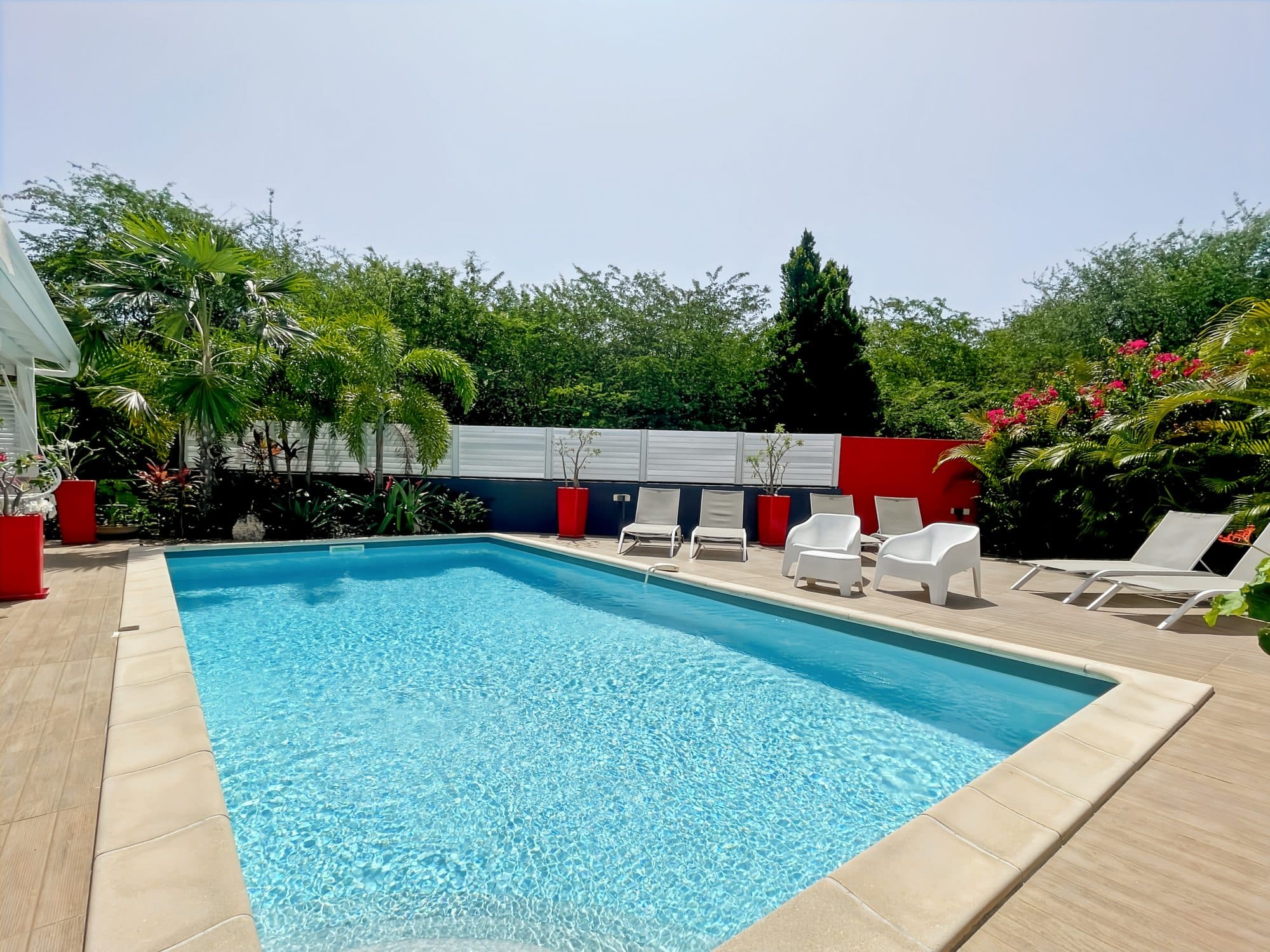 Grande villa F4 avec piscine impeccablement entretenue au cœur d’un parc tropical luxuriant