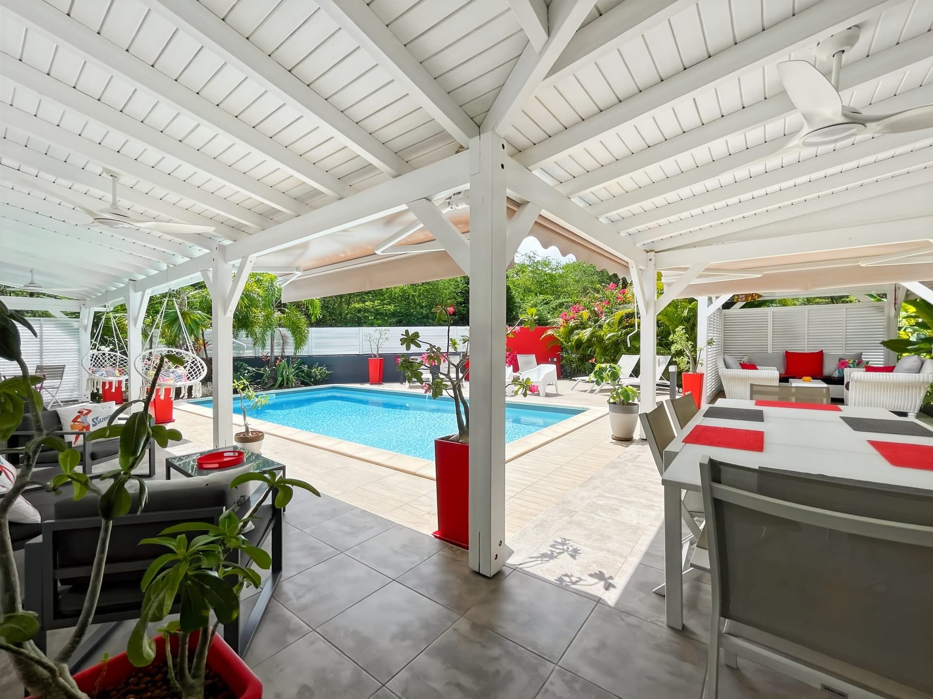 Grande villa F4 avec piscine impeccablement entretenue au cœur d’un parc tropical luxuriant