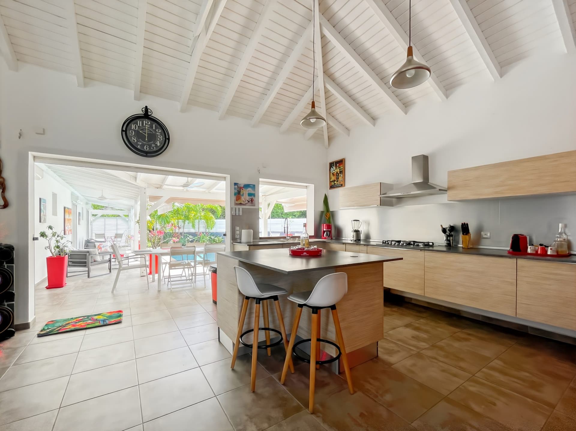 Grande villa F4 avec piscine impeccablement entretenue au cœur d’un parc tropical luxuriant 3